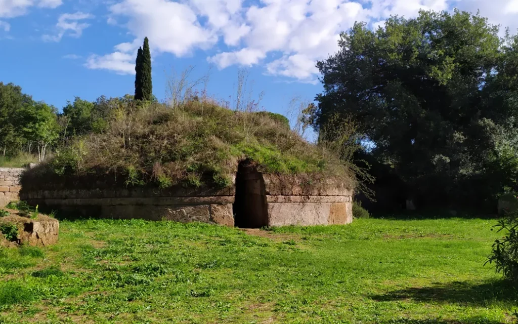 Chi erano gli Etruschi e perché sono considerati la prima grande civiltà italiana?